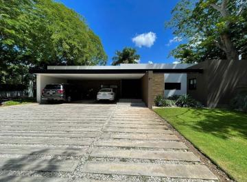 Casa · 359m² · 3 Recámaras · 4 Estacionamientos · Casa en Venta de Una Planta en Club de Golf La Ceiba, Mérida