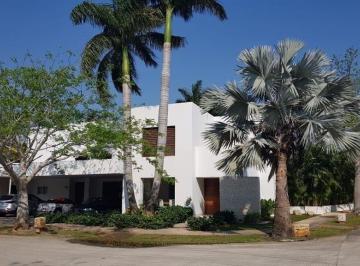 Casa · 635m² · 4 Recámaras · 4 Estacionamientos · Casa en Venta, Xpokin, Yucatán Country Club