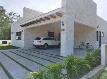 Casa · 450m² · 4 Recámaras · 3 Estacionamientos · Casa en Renta en Kilil en El Yucatán Country Club. Mérida.