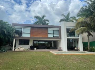 Casa · 400m² · 4 Recámaras · 4 Estacionamientos · Casa en Venta, Privada Kilil, Yucatán Country Club
