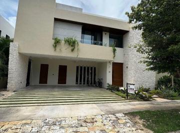 Casa · 352m² · 4 Recámaras · 2 Estacionamientos · Casa en Venta de 4 Recámaras en Privada Tumin en El Yucatan Country Club