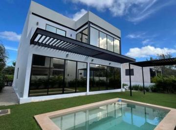 Casa · 359m² · 4 Recámaras · 4 Estacionamientos · Casa en Venta en Privada Oasis en El Yucatan Country Club