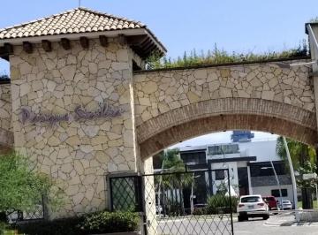 Casa · 446m² · 2 Recámaras · 4 Estacionamientos · Casa en Venta - (4)