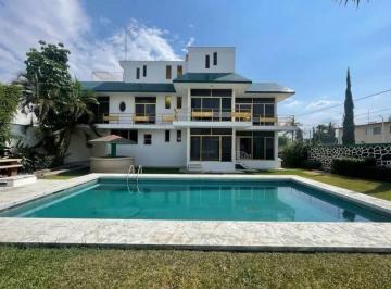 Casa · 661m² · 6 Recámaras · 4 Estacionamientos · Casa - Fraccionamiento Brisas de Cuautla