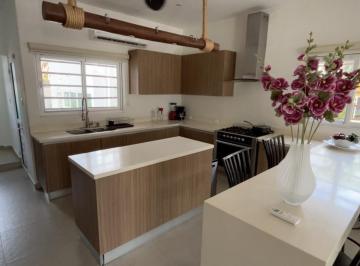 Casa en condominio · 305m² · 3 Recámaras · 2 Estacionamientos · Casa en Venta Zona Hotelera de Cancún Frente a La Laguna