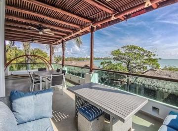Casa · 305m² · 3 Recámaras · 2 Estacionamientos · Casa en Venta Zona Hotelera de Cancún Frente a La Laguna