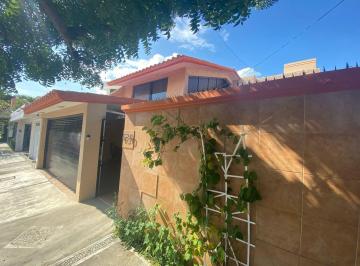 Casa · 350m² · 4 Recámaras · 4 Estacionamientos · Casa en Costa de Oro