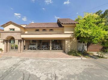 Casa · 820m² · 7 Recámaras · 3 Estacionamientos · ¡Grandisima y Hermosa Propiedad en Remate Bancario, No Pierdas Esta Gran Oportunidad!
