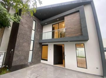 Casa · 280m² · 4 Recámaras · 2 Estacionamientos · Casa en Venta con Recamara en Planta Baja en Lomas de Angelopolis