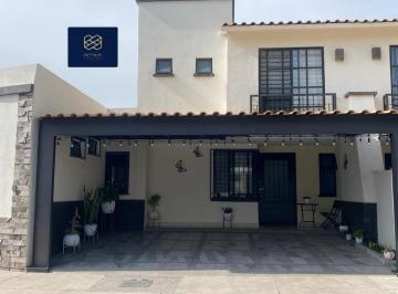 Casa · 207m² · 4 Recámaras · 2 Estacionamientos · Casa en Fraccionamiento La Yesca