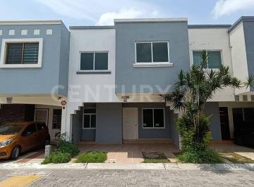Casa · 132m² · 3 Recámaras · 2 Estacionamientos · Casa en Venta en El Fraccionamiento Lago Real, Zapopan.