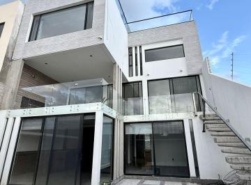 Casa en condominio · 300m² · 4 Recámaras · 3 Estacionamientos · PH - Lomas de Juriquilla