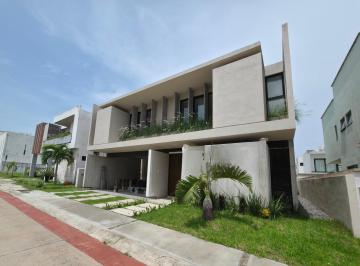 Casa · 310m² · 4 Recámaras · 2 Estacionamientos · Casa en Venta con Alberca en Las Olas Riviera Veracruzana Alvarado Veracruz
