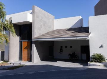Casa · 440m² · 4 Recámaras · 2 Estacionamientos · Casa en Venta en Residencial Carolco, Monterrey N. L.