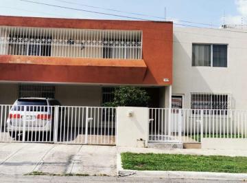 Casa de 6 habitaciones, Guadalajara · Casa de Lujo en Chapultepec Country 6 Recámaras, Jardín y Uso Mixto