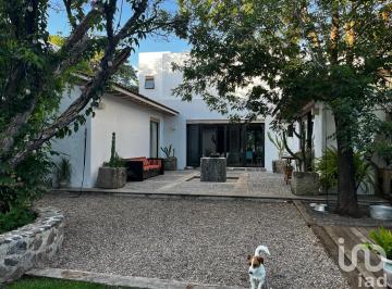 Casa · 650m² · 4 Recámaras · 3 Estacionamientos · Increíble Casa en Venta en Vista Real con Amplio Jardín