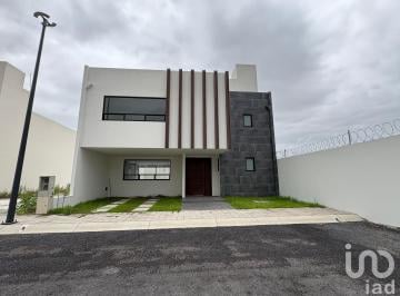 Casa · 250m² · 3 Recámaras · 2 Estacionamientos · Se Vende Casa Nueva Moderna en Privada Residencial Explanada - Sur en Pachuca, Hidalgo