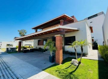 Casa · 450m² · 4 Recámaras · 2 Estacionamientos · Casa - Fraccionamiento Paraíso Country Club