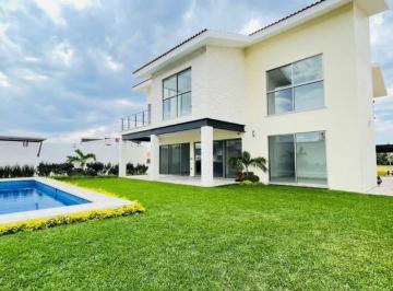 Casa · 353m² · 4 Recámaras · 3 Estacionamientos · Casa - Fraccionamiento Paraíso Country Club