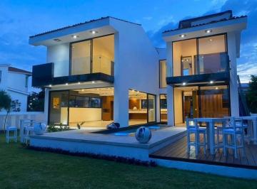 Casa · 413m² · 4 Recámaras · 3 Estacionamientos · Casa - Fraccionamiento Paraíso Country Club