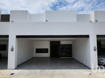 Casa · 170m² · 4 Recámaras · 2 Estacionamientos · Casa Amueblada en Renta de 3 Recámaras Más 1 Estudio en Fracc. Kedros