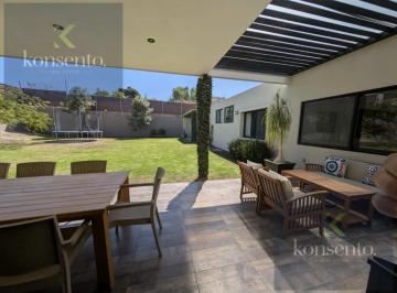Casa · 475m² · 3 Recámaras · 3 Estacionamientos · Casa en Juriquilla
