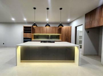 Casa · 410m² · 4 Recámaras · 3 Estacionamientos · Casa en Venta en Lomas de Juriquilla