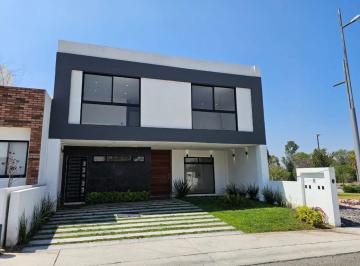 Casa · 250m² · 3 Recámaras · 3 Estacionamientos · Casa - Lomas de Juriquilla