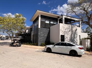 Casa en condominio de 3 habitaciones, Mérida · Casa en Country Club Frente a Campo de Golf, Amueblado con Diseño y Paneles Solares