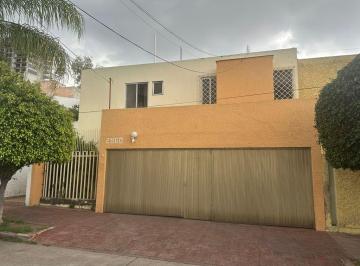 Casa de 4 habitaciones, Zapopan · Casa en Venta en Verde Valle a Unos Pasos de Plaza del Sol y Expo