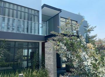 fe5ecbdd1f211d7803e2d1c5fe16b8a1703ab8a4bd463c72db0d780fe2e9357b · Estrena Lujosa Casa en Condominio