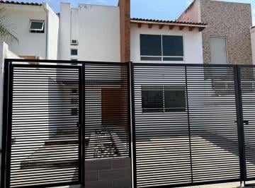 Casa · 150m² · 3 Recámaras · 2 Estacionamientos · Renta de Casa en Milenio III