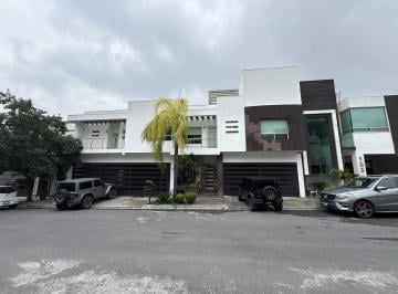 Casa · 695m² · 5 Recámaras · 5 Estacionamientos · Residencia con Alberca en Cumbres Mediterraneo