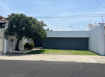 Casa de 3 habitaciones, Zapopan · Residencia Modernista de Lujo con Alberca y Amplio Jardin