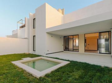 Casa · 243m² · 3 Recámaras · 2 Estacionamientos · Casa de Entrega Inmediata en Venta en Privada Residencial