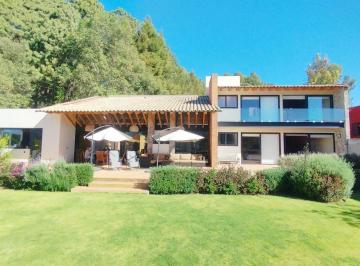 Casa · 450m² · 4 Recámaras · 3 Estacionamientos · Casa con Jacuzzi en Valle de Bravo, Vista Al Campo