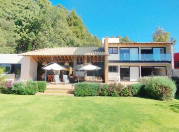 Casa · 450m² · 4 Recámaras · 3 Estacionamientos · Casa con Jacuzzi en Valle de Bravo, Vista Al Campo