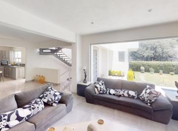 Casa · 425m² · 3 Recámaras · 2 Estacionamientos · Casa en Venta a Precio Muy Reducido en Tequisquiapan