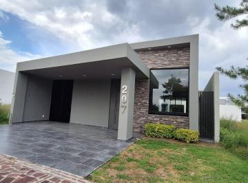 Casa · 330m² · 3 Recámaras · 2 Estacionamientos · Casa de Una Planta en La Campiña del Bosque