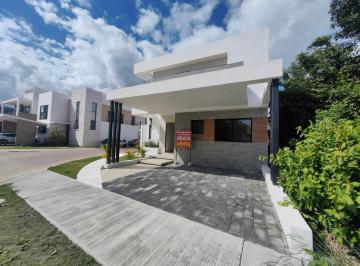 fachada de la casa en esquina · Casa en Residencial Río