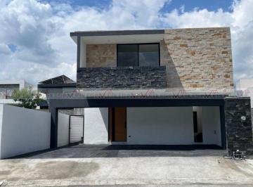 Casa · 315m² · 4 Recámaras · 3 Estacionamientos · Casa en Venta en Santiago