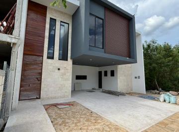 Casa · 275m² · 4 Recámaras · 3 Estacionamientos · Casa en Privada en Temozón Norte