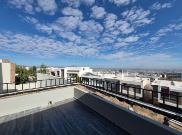 Casa · 495m² · 3 Recámaras · 2 Estacionamientos · Casa en Venta en La Loma Club de Golf