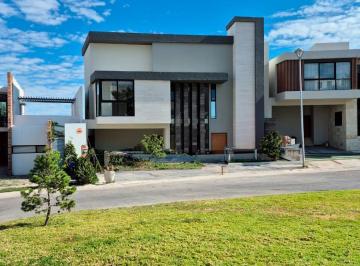 Casa · 495m² · 3 Recámaras · 2 Estacionamientos · Casa en Venta en La Loma Club de Golf