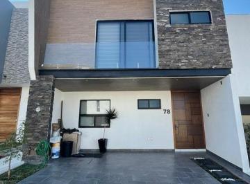 Casa · 220m² · 5 Recámaras · 2 Estacionamientos · Casa en Venta en Valle Imperial Zapopan Jalisco
