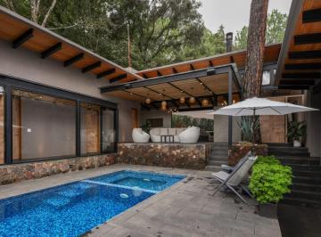 Casa de 4 habitaciones, Valle de Bravo · Moderna Casa en Venta, con Vista y Entorno Bosque en Avandaro