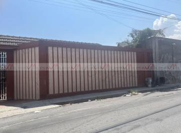 Casa · 900m² · 5 Recámaras · 10 Estacionamientos · Casa en Venta en Santa Catarina