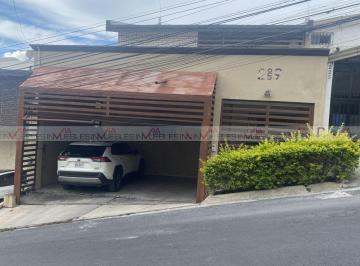 Casa · 230m² · 4 Recámaras · 2 Estacionamientos · Casa en Venta en Colinas de San Jerónimo
