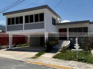 Casa · 468m² · 3 Recámaras · 2 Estacionamientos · Casa en Venta en Monterrey