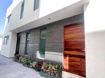 Casa · 202m² · 4 Recámaras · 2 Estacionamientos · Casa en Privada con Alberca